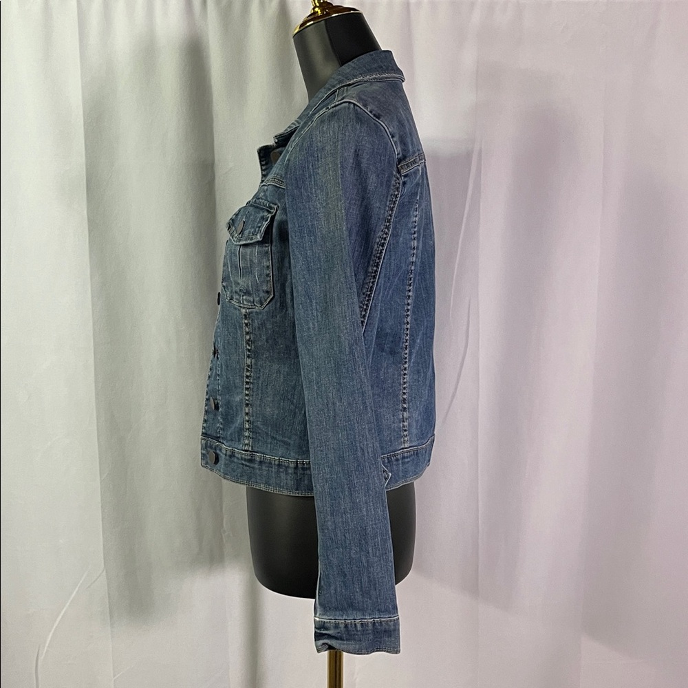 Kut from the Kloth Medium Wash Classic Button Front Cropped Denim Jacket - Picture 2 of 16